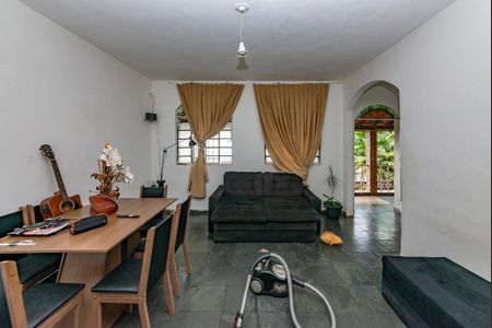 Casa à venda com 200m², 3 quartos e 2 vagasSala