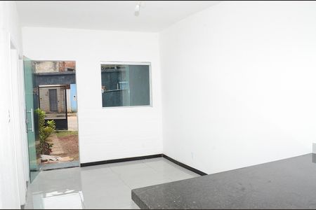 Sala de casa à venda com 2 quartos, 60m² em Goiânia, Belo Horizonte