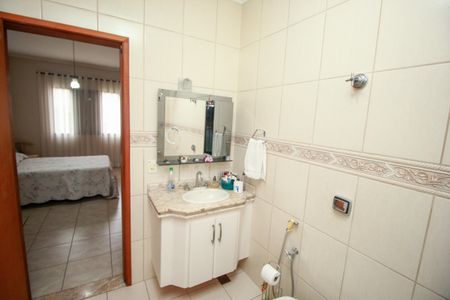 Casa à venda com 272m², 4 quartos e 2 vagas Casa à venda com 272m², 4 quartos e 2 vagasBanheiro da Suíte 1