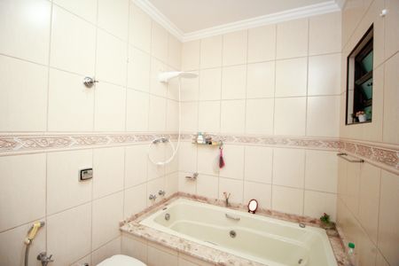 Casa à venda com 272m², 4 quartos e 2 vagas Casa à venda com 272m², 4 quartos e 2 vagasBanheiro da Suíte 1