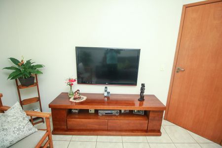 Casa à venda com 272m², 4 quartos e 2 vagas Casa à venda com 272m², 4 quartos e 2 vagasSala de TV