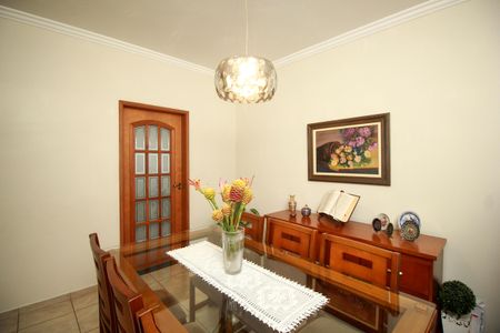 Casa à venda com 272m², 4 quartos e 2 vagas Casa à venda com 272m², 4 quartos e 2 vagasSala de Jantar