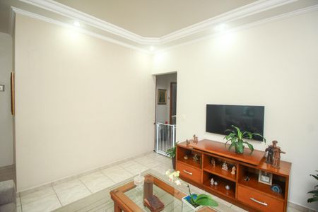 Casa à venda com 272m², 4 quartos e 2 vagas Casa à venda com 272m², 4 quartos e 2 vagasSala