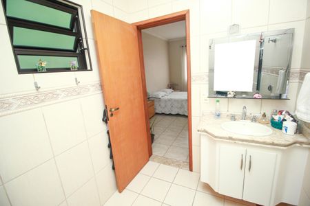 Casa à venda com 272m², 4 quartos e 2 vagas Casa à venda com 272m², 4 quartos e 2 vagasBanheiro da Suíte 1