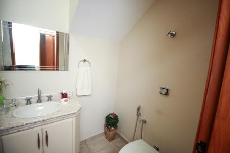 Casa à venda com 272m², 4 quartos e 2 vagas Casa à venda com 272m², 4 quartos e 2 vagasLavabo