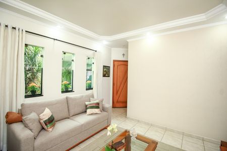 Casa à venda com 272m², 4 quartos e 2 vagas Casa à venda com 272m², 4 quartos e 2 vagasSala