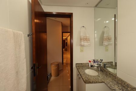 Apartamento à venda com 76m², 3 quartos e 2 vagasBanheiro da Suíte