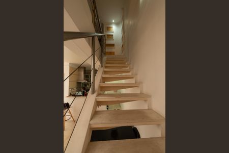 Apartamento à venda com 70m², 1 quarto e 1 vaga Apartamento à venda com 70m², 1 quarto e 1 vagaEscada de acesso ao piso superior