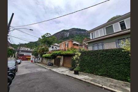 Casa para alugar com 261m², 4 quartos e 2 vagasFachada
