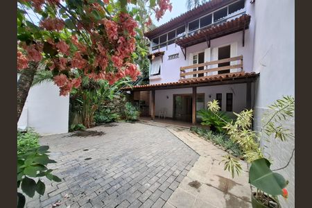 Casa para alugar com 261m², 4 quartos e 2 vagasEntrada