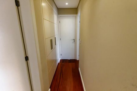 Apartamento à venda com 129m², 3 quartos e 3 vagas Apartamento à venda com 129m², 3 quartos e 3 vagasArmários do corredor