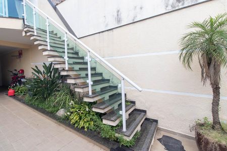 Casa à venda com 180m², 3 quartos e 3 vagasEscada de Entrada