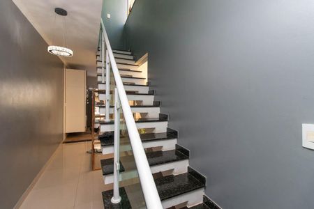 Casa à venda com 180m², 3 quartos e 3 vagasEscada