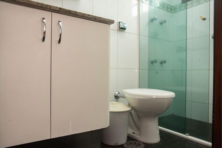 Casa de condomínio para alugar com 190m², 4 quartos e 3 vagasBanheiro da Suíte 1