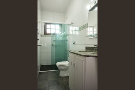 Casa de condomínio para alugar com 190m², 4 quartos e 3 vagasBanheiro