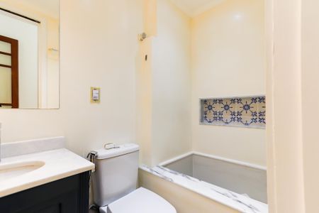 Banheiro Social de apartamento para alugar com 2 quartos, 60m² em Caxingui, São Paulo