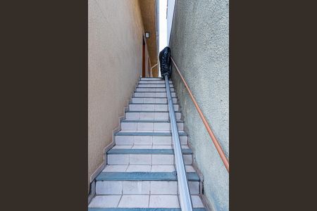 Casa à venda com 170m², 3 quartos e 3 vagas Casa à venda com 170m², 3 quartos e 3 vagasEscada