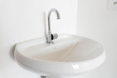 Banheiro da Suíte de apartamento para alugar com 1 quarto, 27m² em Jardim Itacolomi, São Paulo