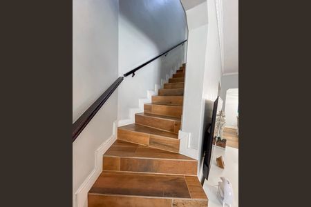 Casa à venda com 204m², 3 quartos e 4 vagas Casa à venda com 204m², 3 quartos e 4 vagasEscada