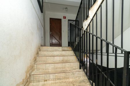 Apartamento à venda com 47m², 2 quartos e 1 vaga Apartamento à venda com 47m², 2 quartos e 1 vagaEscada entrada
