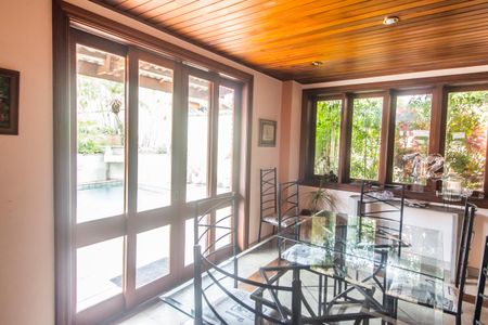 Casa de condomínio à venda com 490m², 4 quartos e 2 vagas Casa de condomínio à venda com 490m², 4 quartos e 2 vagasSala