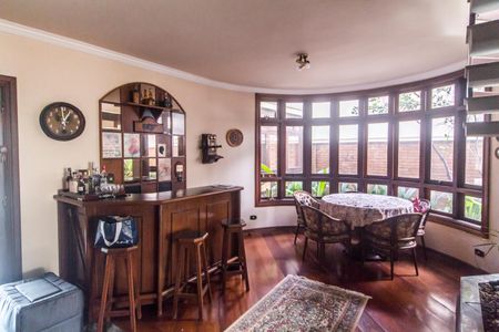 Casa de condomínio à venda com 490m², 4 quartos e 2 vagas Casa de condomínio à venda com 490m², 4 quartos e 2 vagasSala