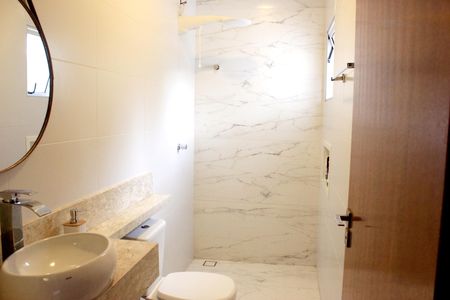 Casa à venda com 245m², 3 quartos e 4 vagasBanheiro da Suíte 2