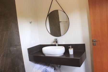 Casa à venda com 245m², 3 quartos e 4 vagasBanheiro da Suíte 1