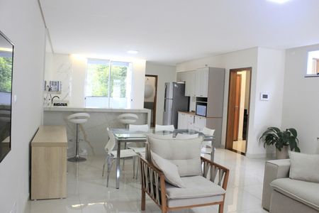 Casa à venda com 245m², 3 quartos e 4 vagasSala