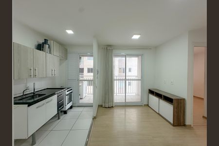 Sala/Cozinha de apartamento para alugar com 2 quartos, 42m² em Parque Industrial Tomas Edson, São Paulo