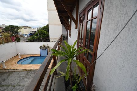 Casa à venda com 350m², 4 quartos e 6 vagasSala - Sacada