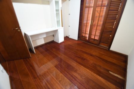 Casa à venda com 350m², 4 quartos e 6 vagasQuarto 2 - Suíte