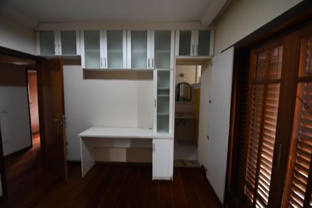 Casa à venda com 350m², 4 quartos e 6 vagasQuarto 2 - Suíte