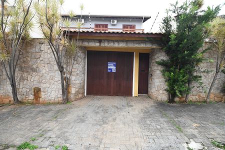 Casa à venda com 350m², 4 quartos e 6 vagasFachada / Placa