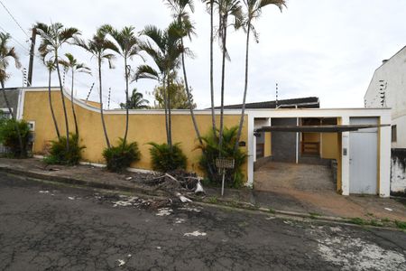 Casa à venda com 350m², 4 quartos e 6 vagasFachada Fundos