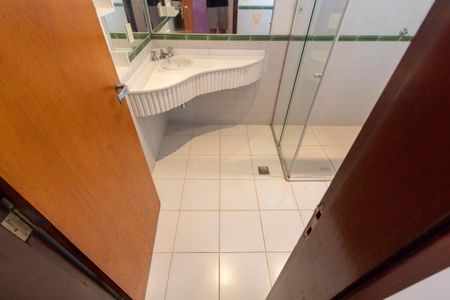 Casa de condomínio à venda com 370m², 4 quartos e 3 vagas Casa de condomínio à venda com 370m², 4 quartos e 3 vagasBanheiro Suíte 1