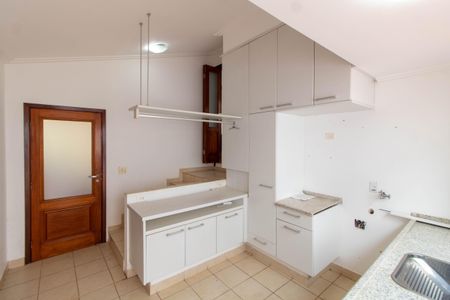 Casa de condomínio à venda com 370m², 4 quartos e 3 vagas Casa de condomínio à venda com 370m², 4 quartos e 3 vagasÁrea de Serviço