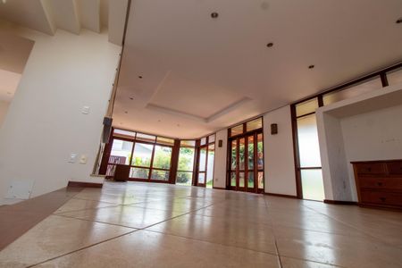 Casa de condomínio à venda com 370m², 4 quartos e 3 vagas Casa de condomínio à venda com 370m², 4 quartos e 3 vagasSala