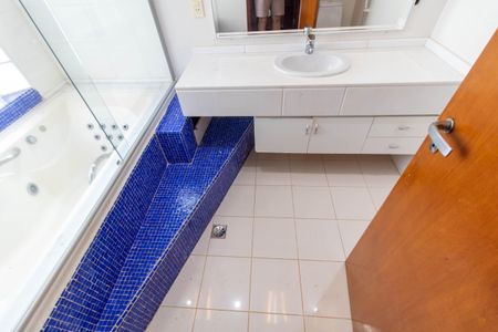 Casa de condomínio à venda com 370m², 4 quartos e 3 vagas Casa de condomínio à venda com 370m², 4 quartos e 3 vagasBanheiro Suíte master