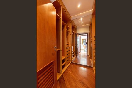 Casa de condomínio à venda com 370m², 4 quartos e 3 vagas Casa de condomínio à venda com 370m², 4 quartos e 3 vagasCloset Suíte master