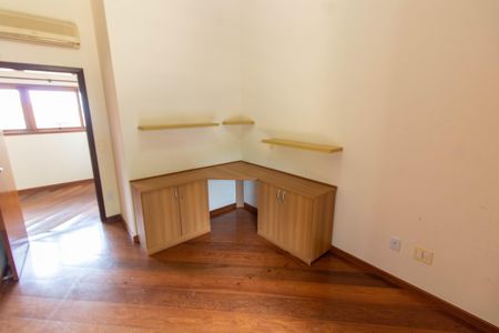 Casa de condomínio à venda com 370m², 4 quartos e 3 vagas Casa de condomínio à venda com 370m², 4 quartos e 3 vagasQuarto 2