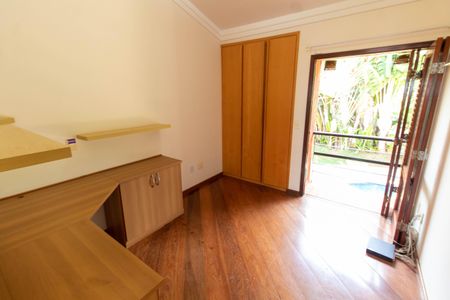 Casa de condomínio à venda com 370m², 4 quartos e 3 vagas Casa de condomínio à venda com 370m², 4 quartos e 3 vagasQuarto 2