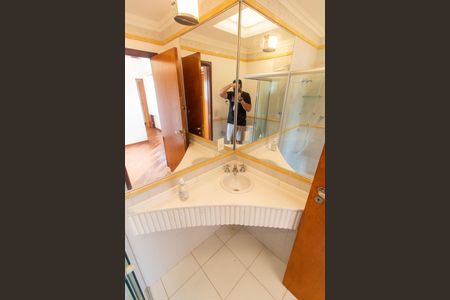 Casa de condomínio à venda com 370m², 4 quartos e 3 vagas Casa de condomínio à venda com 370m², 4 quartos e 3 vagasBanheiro Social