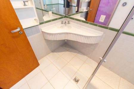 Casa de condomínio à venda com 370m², 4 quartos e 3 vagas Casa de condomínio à venda com 370m², 4 quartos e 3 vagasBanheiro Suíte 1