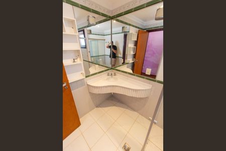 Casa de condomínio à venda com 370m², 4 quartos e 3 vagas Casa de condomínio à venda com 370m², 4 quartos e 3 vagasBanheiro Suíte 1