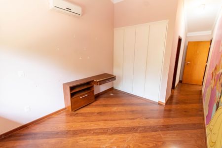 Casa de condomínio à venda com 370m², 4 quartos e 3 vagas Casa de condomínio à venda com 370m², 4 quartos e 3 vagasSuíte 1