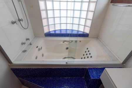 Casa de condomínio à venda com 370m², 4 quartos e 3 vagas Casa de condomínio à venda com 370m², 4 quartos e 3 vagasBanheiro Suíte master