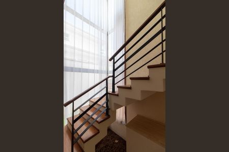 Casa de condomínio à venda com 370m², 4 quartos e 3 vagas Casa de condomínio à venda com 370m², 4 quartos e 3 vagasEscada