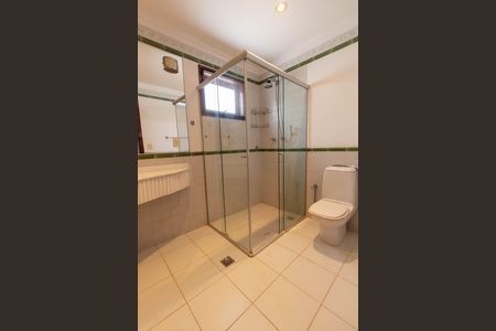 Casa de condomínio à venda com 370m², 4 quartos e 3 vagas Casa de condomínio à venda com 370m², 4 quartos e 3 vagasBanheiro Suíte 1