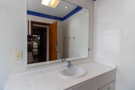 Casa de condomínio à venda com 370m², 4 quartos e 3 vagas Casa de condomínio à venda com 370m², 4 quartos e 3 vagasBanheiro Suíte master